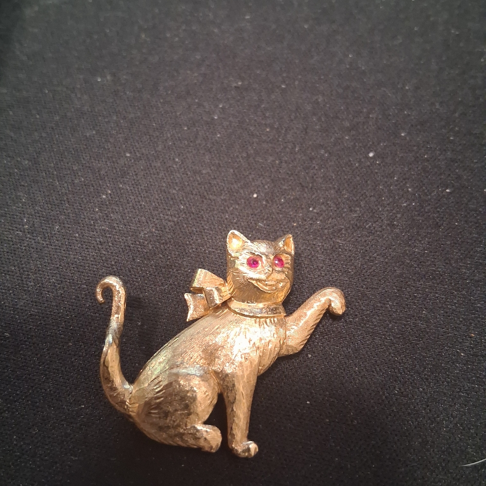 Source Unknown Gold Cat Brooch with Red Eyes